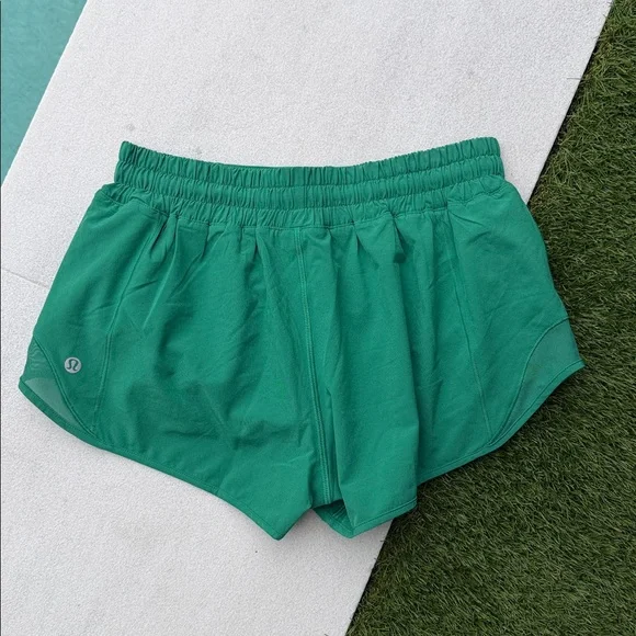 Lululemon Hotty Hot low Rise Lined Short 2.5" - Size 6 - Picture 4 of 6